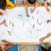 Ljósmynd af börnum sem teikna mynd af hnetti.