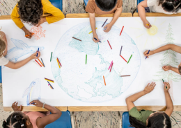 Ljósmynd af börnum sem teikna mynd af hnetti.