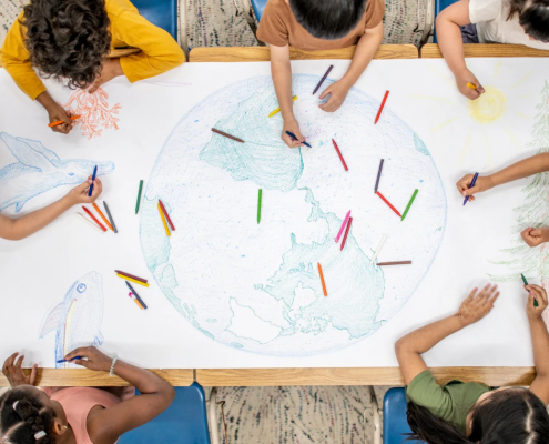 Ljósmynd af börnum sem teikna mynd af hnetti.